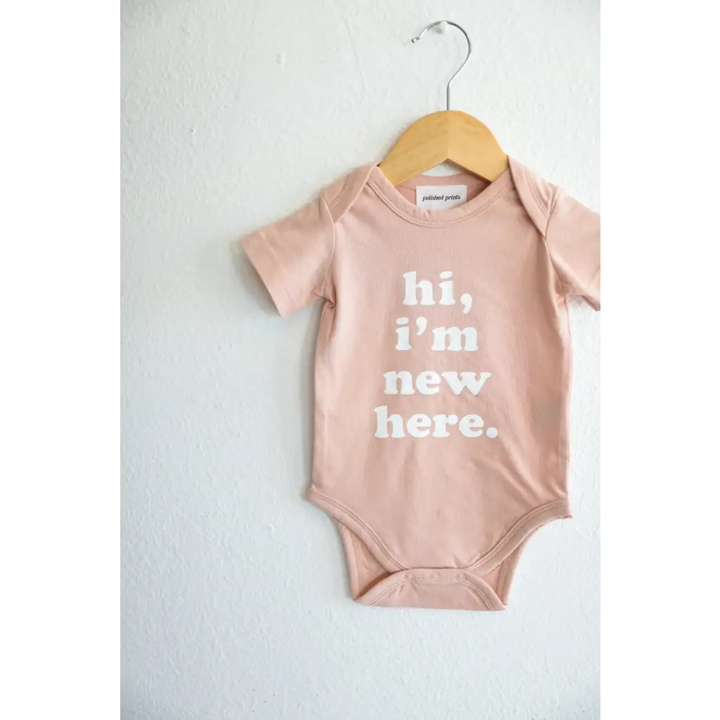 "Hi, I'm New Here" Organic Cotton Baby Bodysuit (Rose)